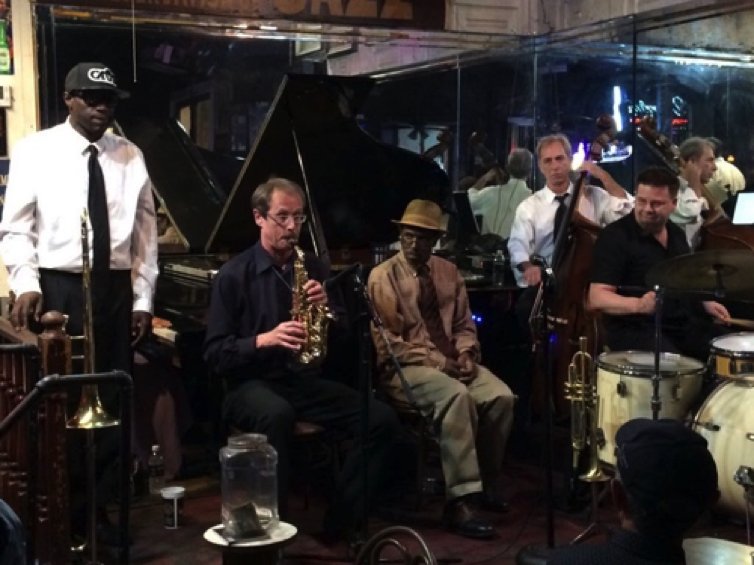 Dani Sernatinger und Roli Schärer spielen hier in der Preservation Hall, French Quarter, mit amerikanischen Jazzkoryphäen